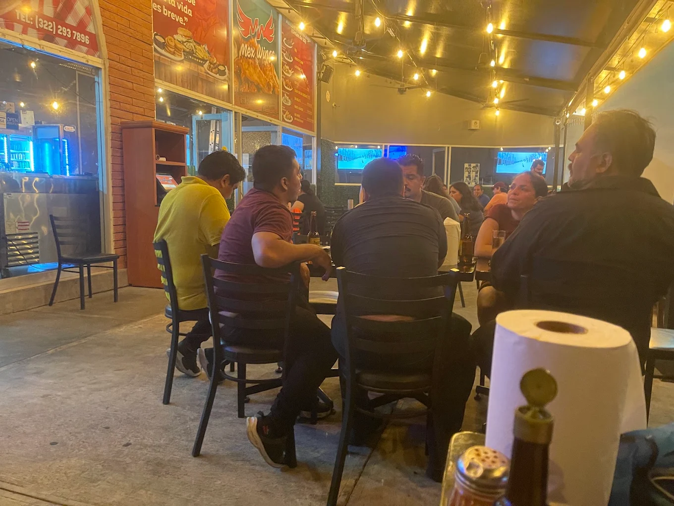 Ambiente nocturno Mex Wings Pitillal